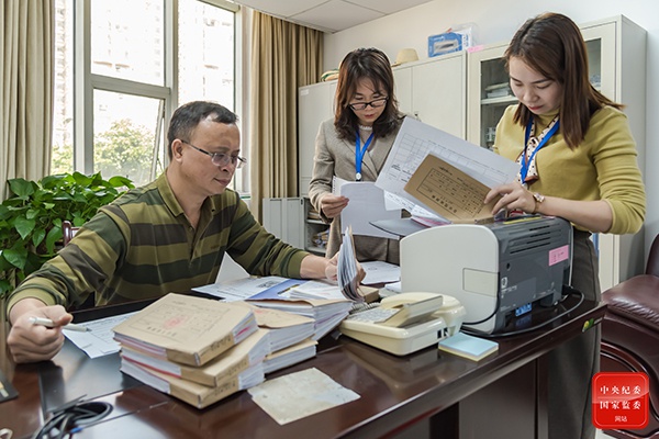 广西壮族自治区鹿寨县纪委监委重点围绕“三公”经费使用、津补贴发放等情况开展专项督查，通过查阅会计凭证、流水账单，严查“四风”隐形变异问题。（广西壮族自治区鹿寨县纪委监委 覃智锋 摄）