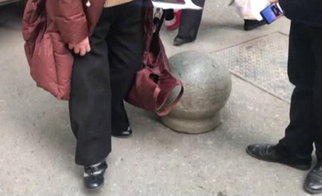三轮车没锁就离开 女子急得报警 监控还原真相