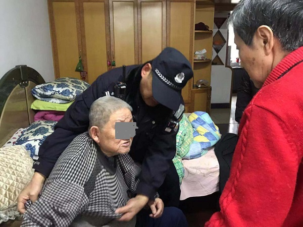 老人在家摔倒急求助 民警及时赶到化险情