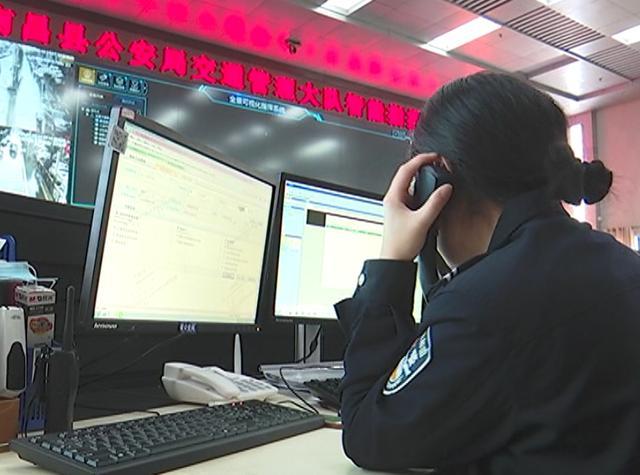 南昌:救护车运送病人遇堵 一个声音打开“生命通道”