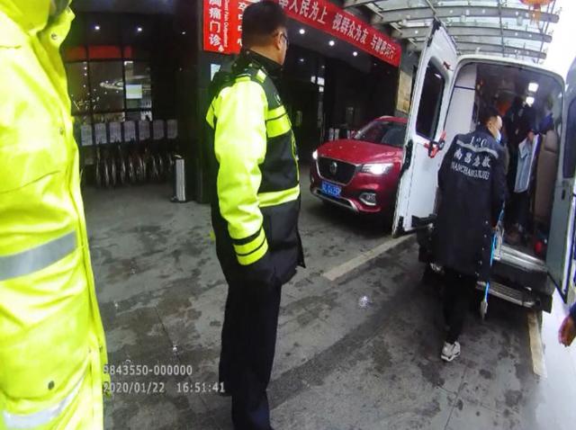 南昌:救护车运送病人遇堵 一个声音打开“生命通道”