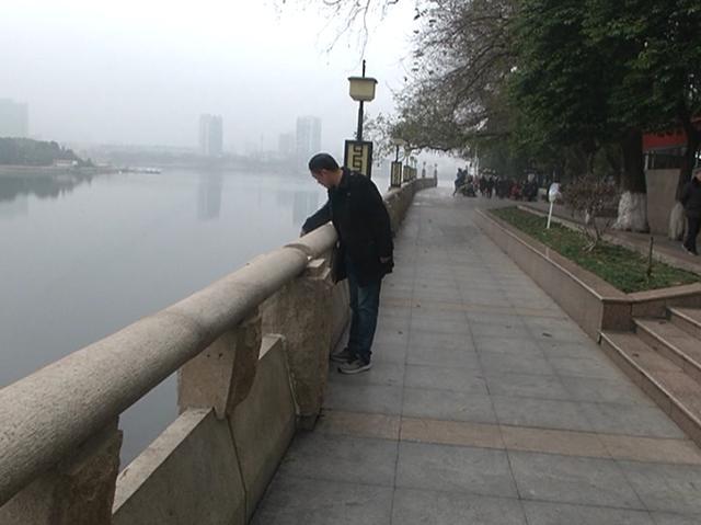 “快来救人!”女子漂浮在冰冷河水中,他毫不犹豫跳了下去
