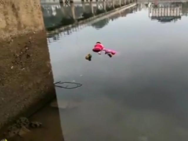 “快来救人!”女子漂浮在冰冷河水中,他毫不犹豫跳了下去
