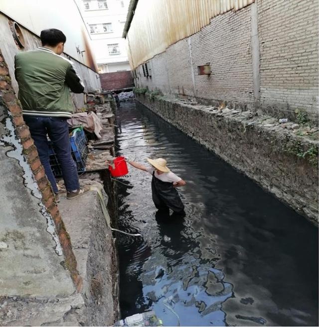 东莞一工厂违法排污,环保执法人员送达“告知书”,却遭持刀抗法