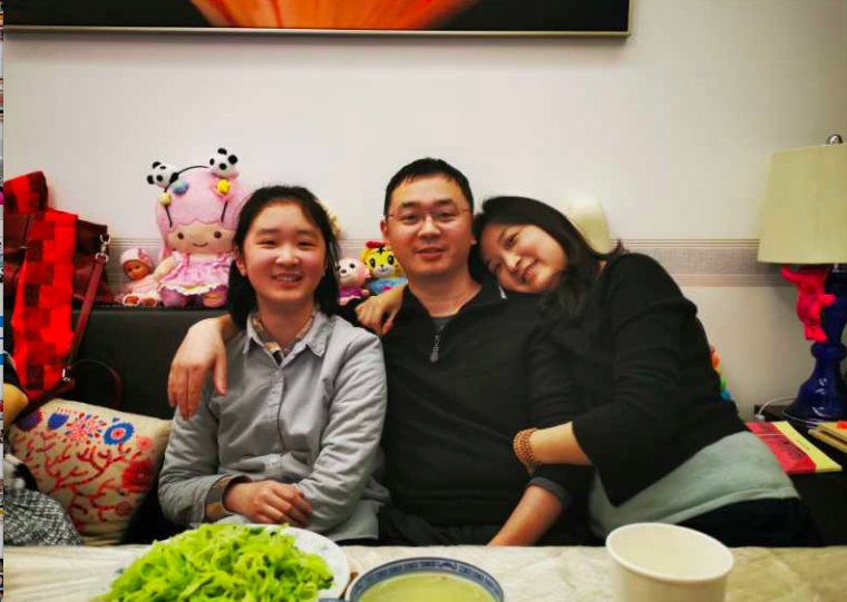 汪伟与家人匆匆提前吃完年夜饭,拍一张合照放在手机里