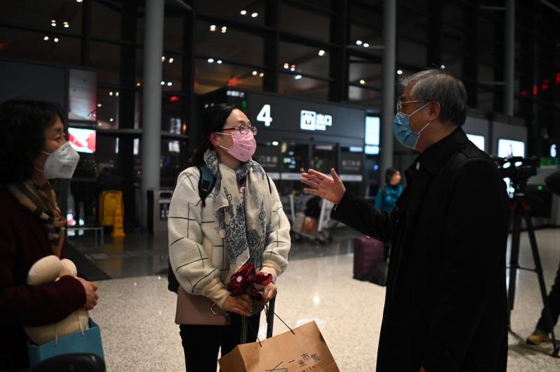我们在一起!解放日报·上观新闻记者随上海首批医疗队出征