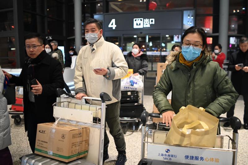 我们在一起!解放日报·上观新闻记者随上海首批医疗队出征