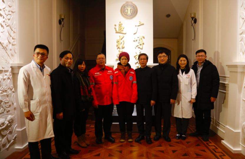 穿上医院准备的出征服,两名医务人员将暂别上海的瑞金医院,奔赴武汉疫情一线