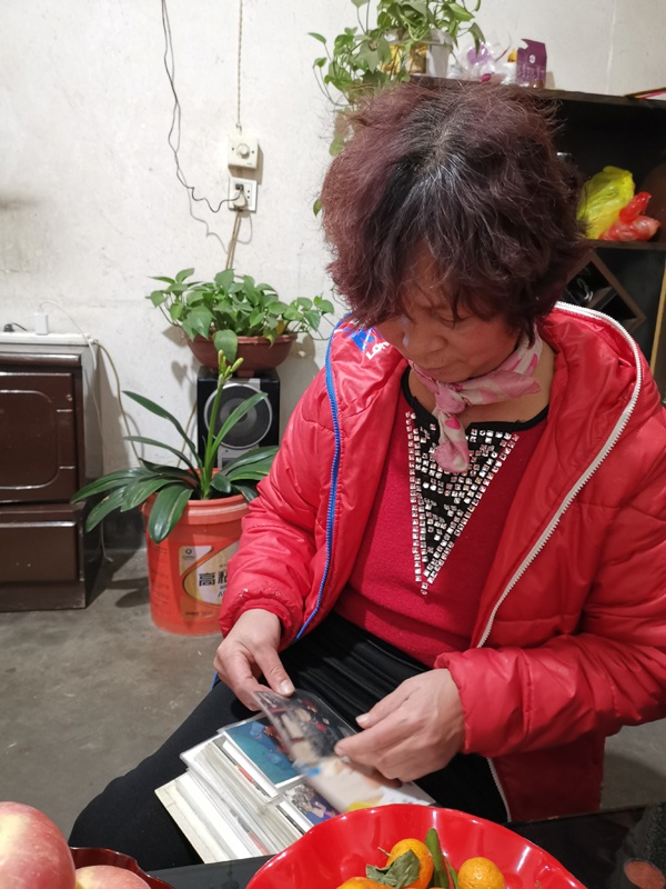 十几年间,关秀莲经常翻看家中相册。