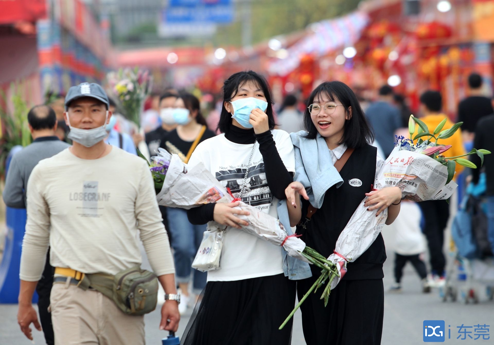 东莞花市最靓丽的风景线:志愿者为迎春花市护航