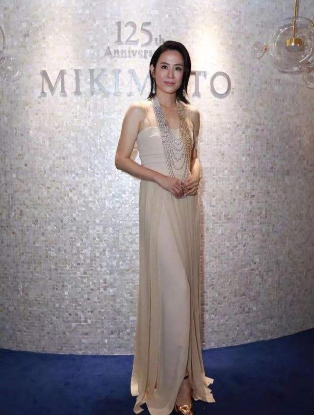 49岁宣萱驻颜有术不显老,穿粉色休闲套装配波波头亮相,洋气减龄