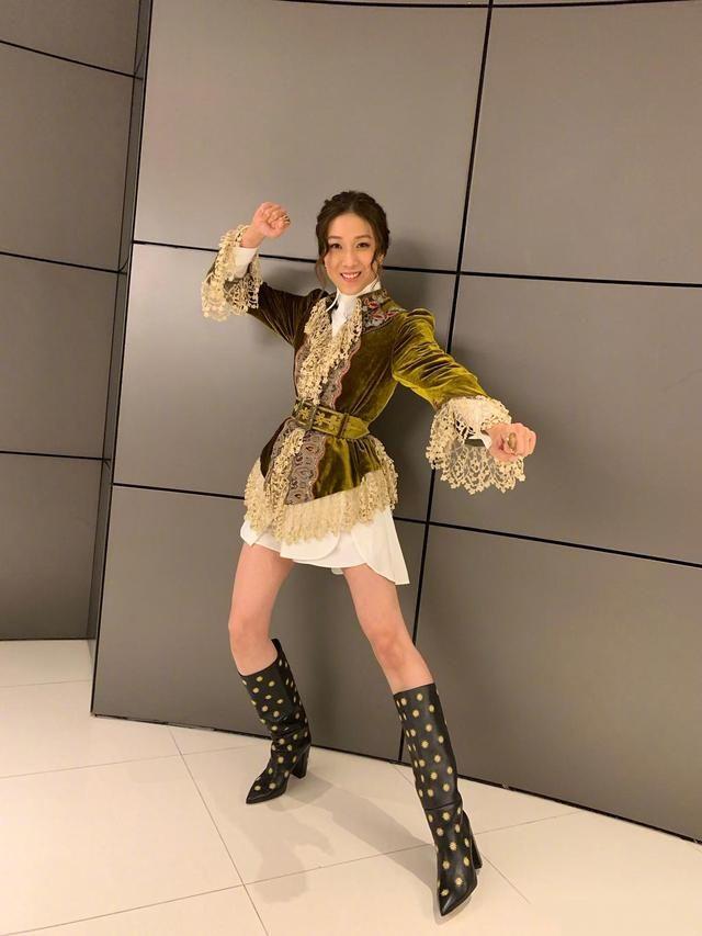 钟嘉欣穿衣有一套,橙色风衣搭配平底鞋,跟个十八岁少女一般