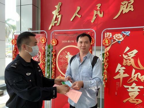 边检民警提醒:出入境人员要佩戴好口罩