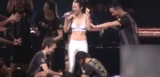 莫文蔚49岁也不扮嫩,穿着普通腿也变粗了,坚持不打针美得真实!