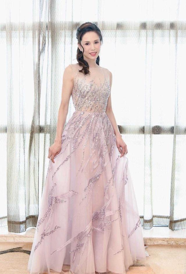 李若彤气质真“仙”,穿夸张半透上衣配包臀裙亮相,只是穿错鞋子