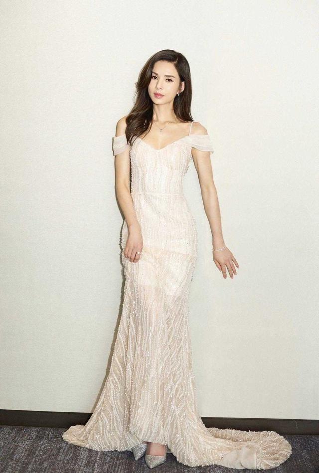 李若彤气质真“仙”,穿夸张半透上衣配包臀裙亮相,只是穿错鞋子