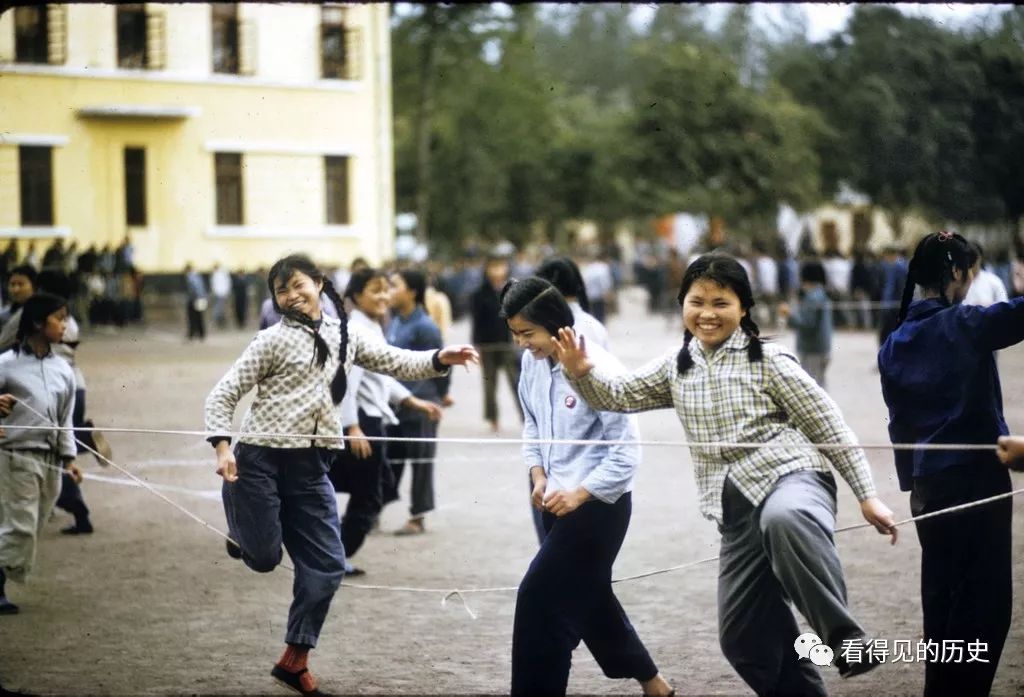 1972年美国朋友拍摄的广州中学 扎辫子跳橡皮筋的女中学生