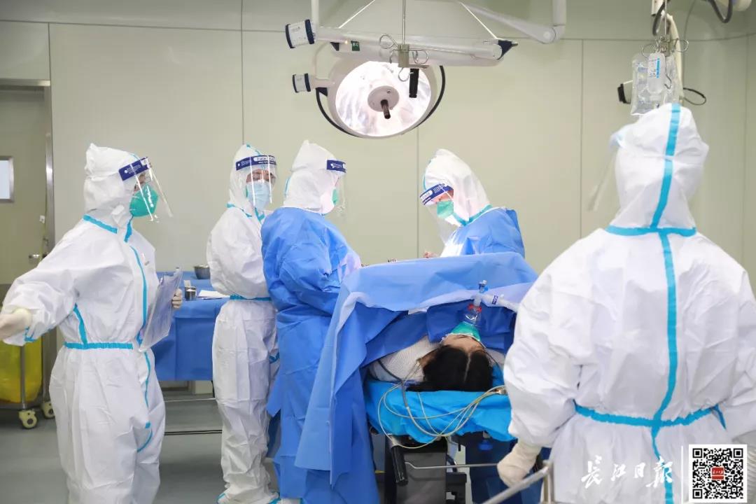 24日上午，产科医生郭娟娟等多位医护人员身着防护服，为马莉进行剖腹产。