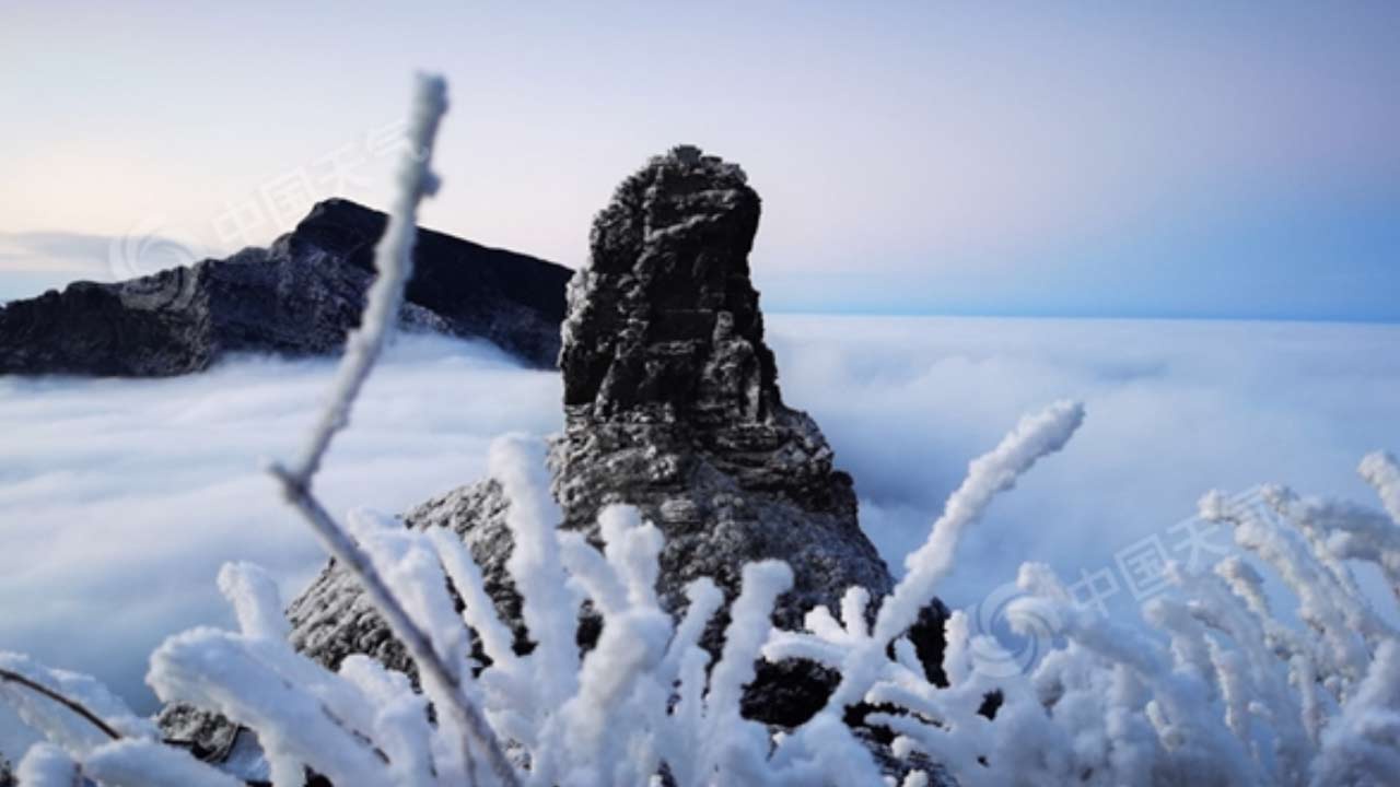 昨天,贵州梵净山雪景云海相呼应,如入仙境(图/徐斌)