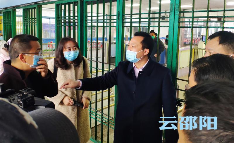 李华和督查市区车站、高速路口新型冠状病毒感染的肺炎疫情防控工作