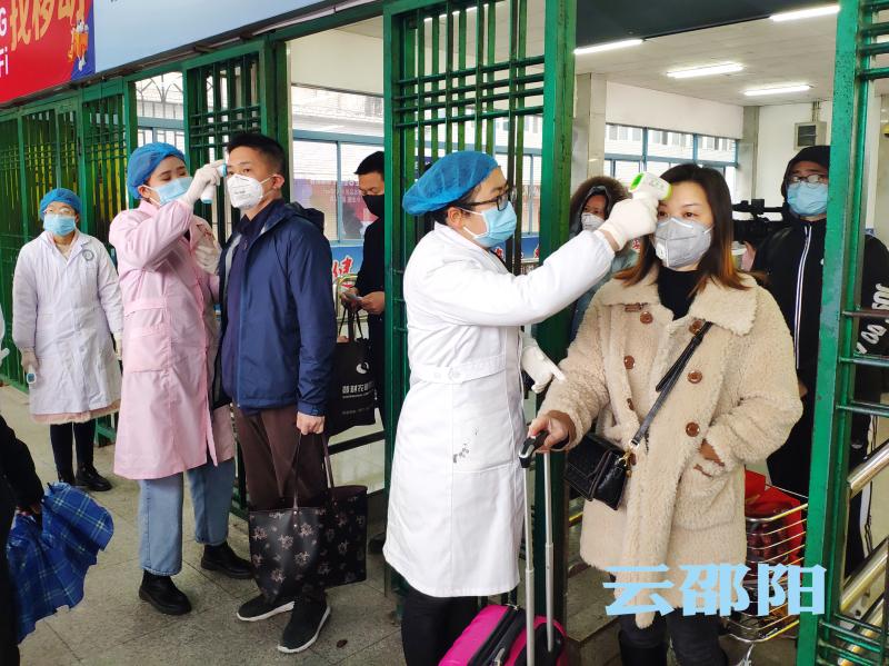 李华和督查市区车站、高速路口新型冠状病毒感染的肺炎疫情防控工作
