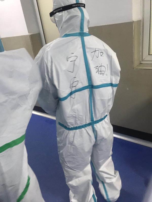 武汉医院感染科的日常：有情绪就鼓励哭一哭