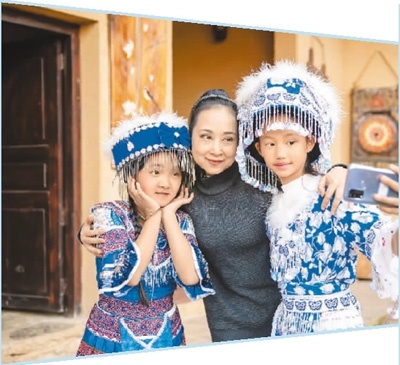 11月21日,张萍(后排中)和孩子们在那夺村彩云计划公益志愿服务中心门