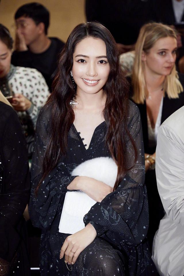 郭碧婷真会穿!卷发造型搭配黑色连衣裙成熟优雅,甜美温柔