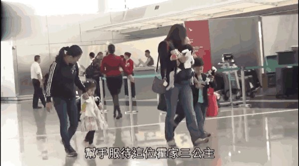 霍启刚郭晶晶带仨孩子飞美国过节 三胎小女儿可爱正面首现