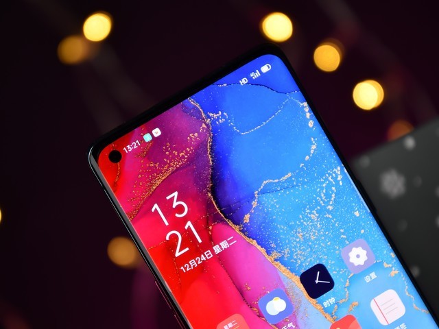OPPO Reno3 Pro采用前置挖孔屏设计