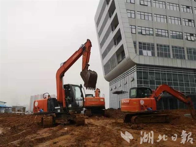 黄冈“小汤山”医院改建现场 图自湖北日报