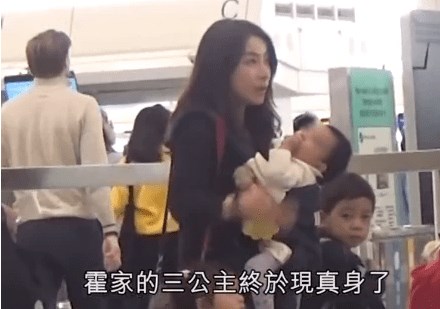 霍启刚郭晶晶带仨孩子飞美国过节 三胎小女儿可爱正面首现