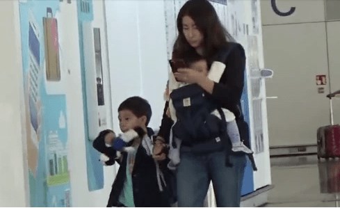 霍启刚郭晶晶带仨孩子飞美国过节 三胎小女儿可爱正面首现
