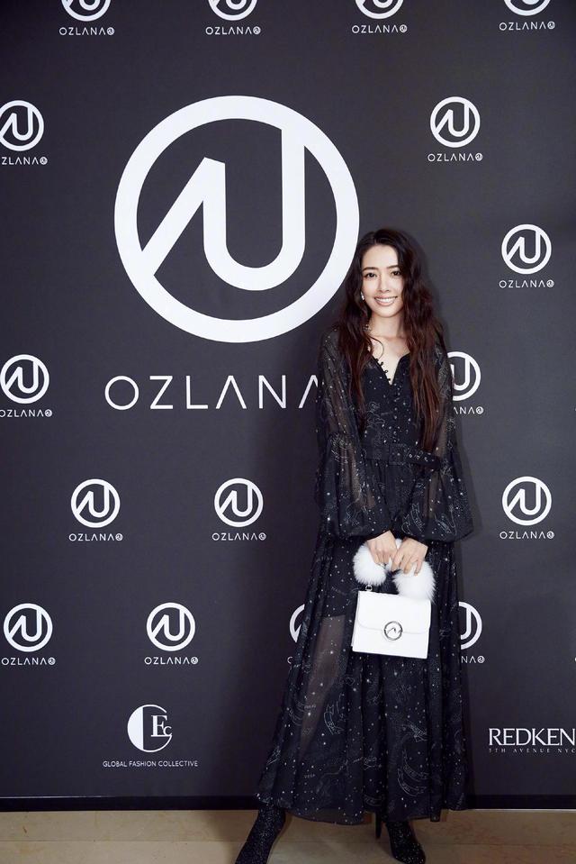 郭碧婷真会穿!卷发造型搭配黑色连衣裙成熟优雅,甜美温柔