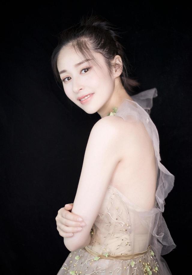 31岁颖儿要不要这么“火辣”,扎丸子头配无袖连衣裙,身材真有料