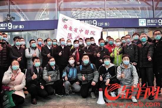 医疗队队员准备出发 记者 汤铭明 摄
