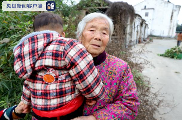 84岁老奶奶不顾自身安危 跳入冰冷河水中救下3岁