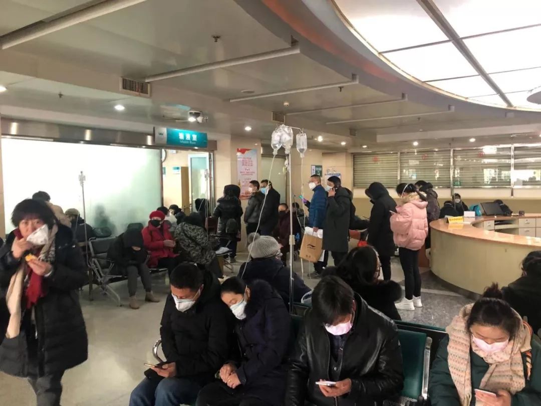 1月28日下午三时，中国青年报·中国青年网记者实地探访武汉市第五医院输液室。