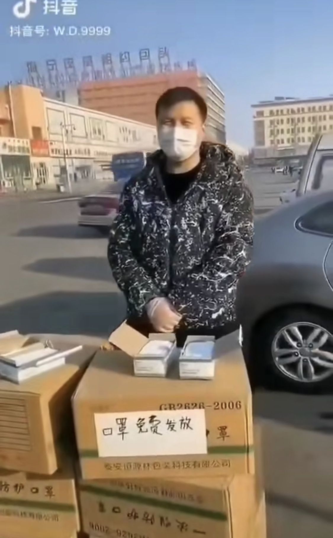 1月26和27日下午,李辉带着库存的口罩在包头东站站前免费发放。 视频截图