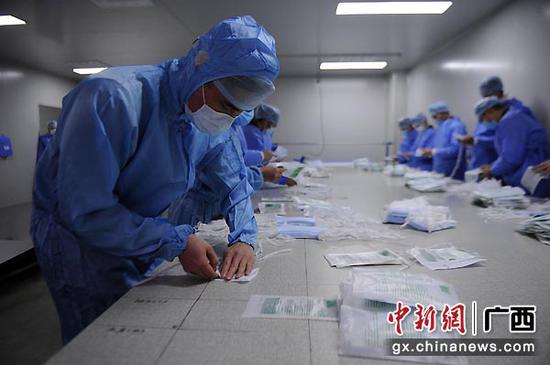 图为企业员工在包装口罩。蒋雪林 摄
