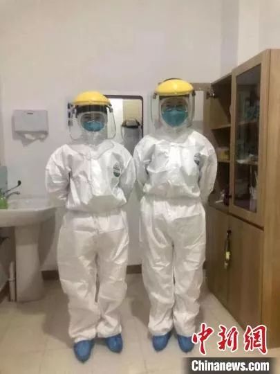 图为“全副武装”的钱峥和同事。 余姚宣传部供图