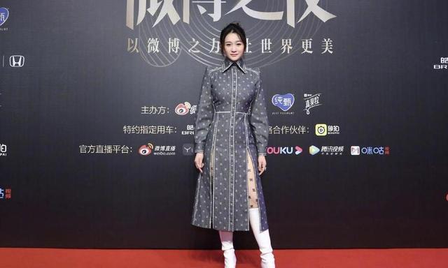 李小冉气质开挂,穿衬衫连衣裙还开高叉显年轻,扎丸子头实力装嫩