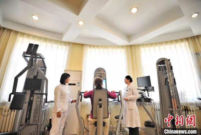  资料图：北京小汤山医院努力建设成为“注重预防、治疗、康复三者相结合”的、以慢性病预防和康复治疗为主的三级甲等康复医院。　北京小汤山医院官微