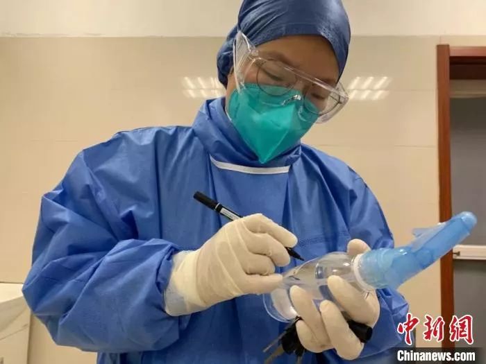 还在哺乳期的护士沈佳丽。 余杭一院供图