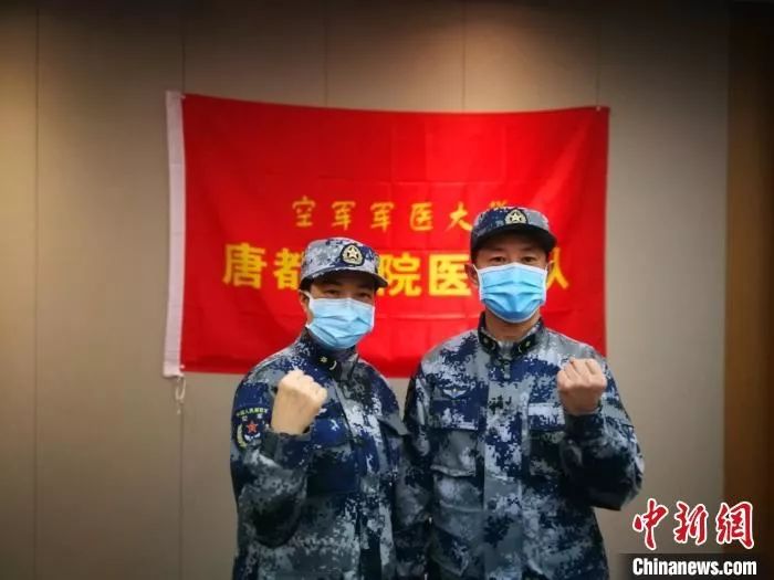 军医伉俪同赴武汉战“疫”。 纪冰冰 摄