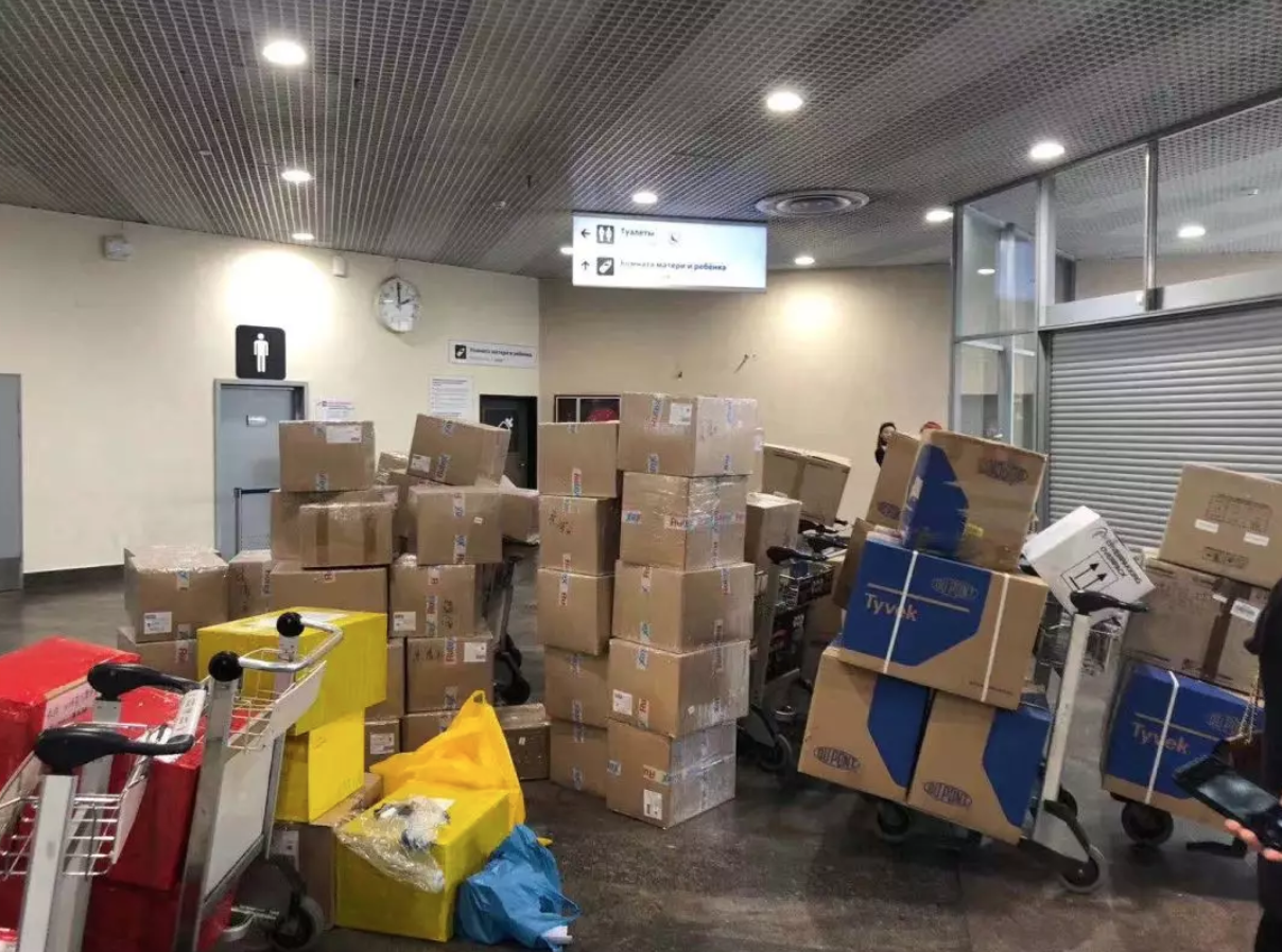 2吨医疗物资从俄罗斯“闪送”回杭!全部人肉背回