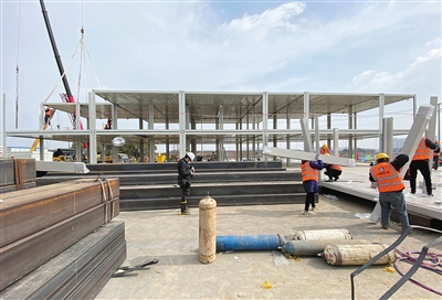 火神山医院施工现场,两层箱式板房已初具规模。中建三局供图