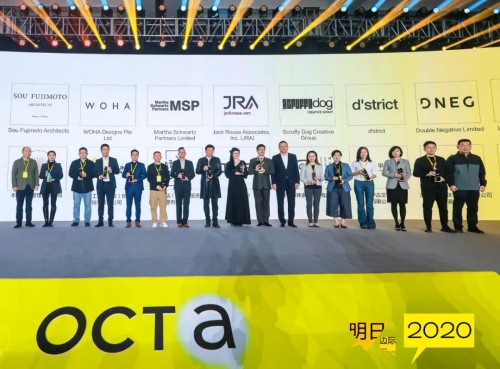 ▲ 华侨城集团领导共同为新一批联盟成员单位颁发证书