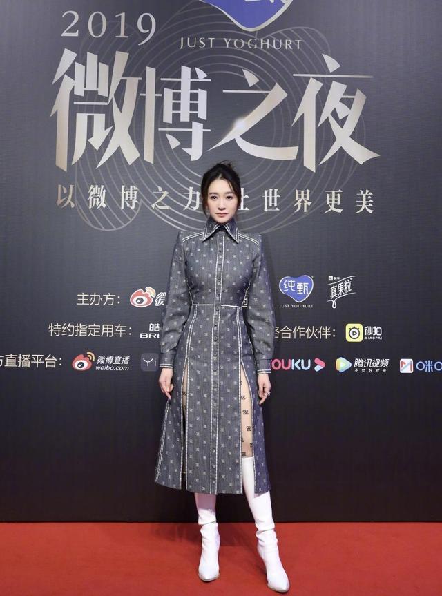 李小冉气质开挂,穿衬衫连衣裙还开高叉显年轻,扎丸子头实力装嫩