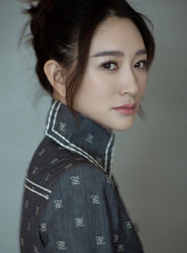 李小冉气质开挂,穿衬衫连衣裙还开高叉显年轻,扎丸子头实力装嫩